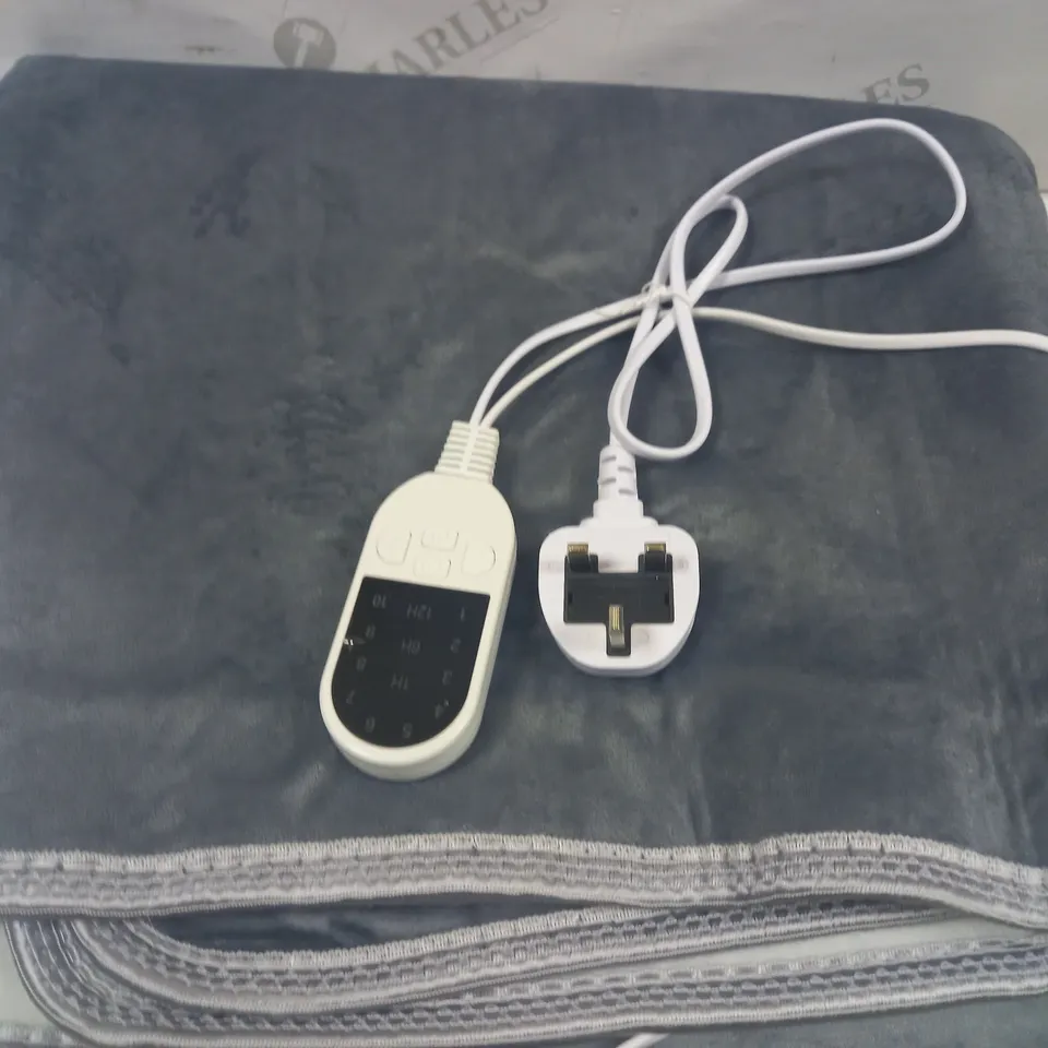 DESIGNER HEATED BLANKET IN GREY