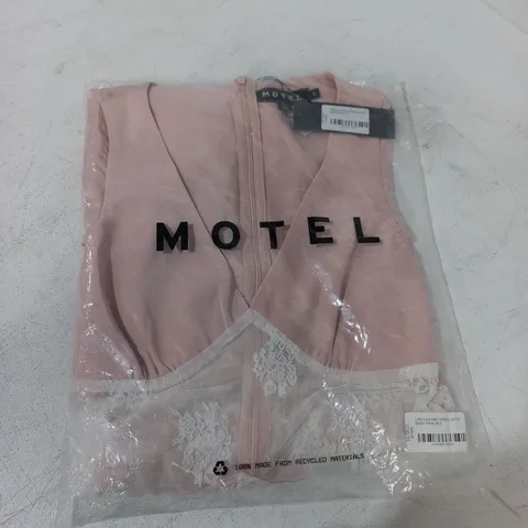 BAGGED MOTEL LIRENDA MIDI DRESS SATIN IN BABY PINK - S