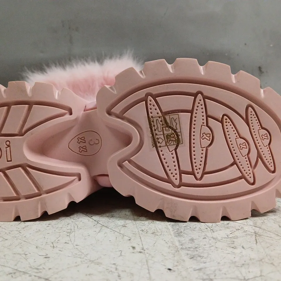 BOXED PAIR OF KOI KAWAII SASQUATCH FLUFFY SNOW BOOTS IN PINK SIZE UK 3