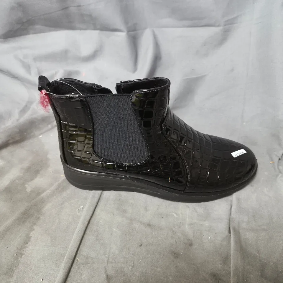BLACK CROC-EFFECT CHELSEA BOOTS – WOMEN'S ANKLE BOOTS. UK SIZE 5.
