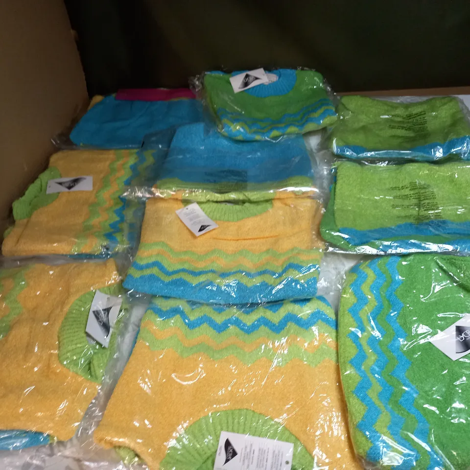 LOT OF APPROX 10 ASSORTED CLOTHING ITEMS IN VARIOUS SIZES