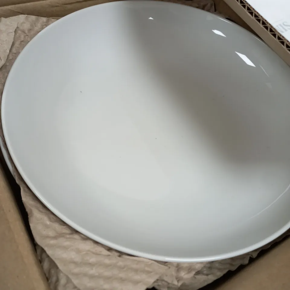 BOX OF 4 WHITE CURVED PLATES - COLLECTION ONLY