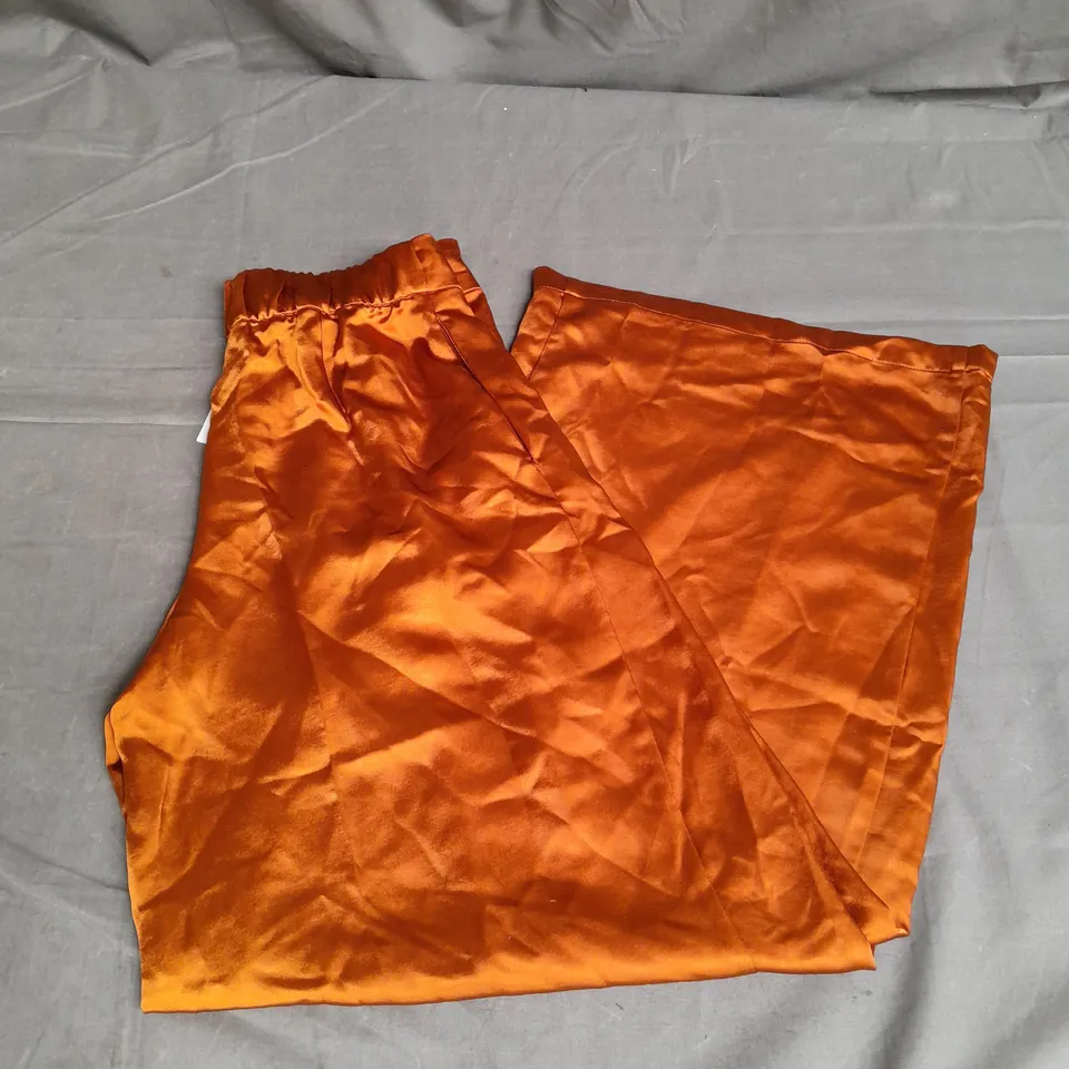 WYNNE COLLECTION SATIN CHARMEUSE PLEATED PANT IN SPICE EXTRA SMALL
