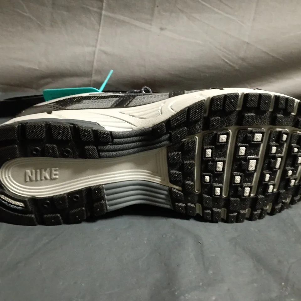 PAIR OF NIKE P-6000 TRAINERS - UK SIZE 7.5