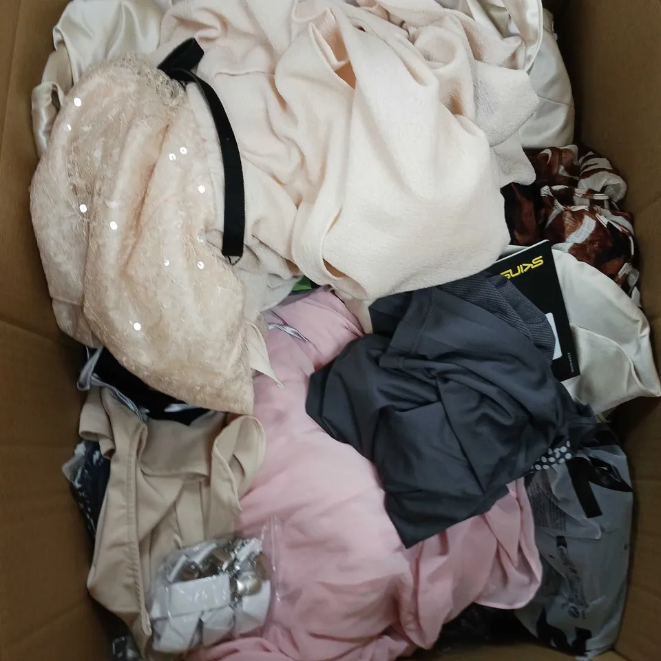 BOX OF APPROXIMATELY 20 ASSORTED CLOTHING ITEMS TO INCLUDE STARSERIES JUMPER, SHEIN TOP, BELT ETC
