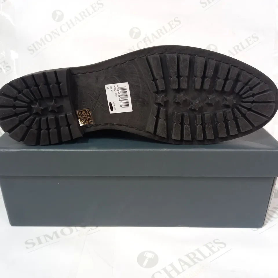 BOXED PAIR OF CREW CLOTHING COMPANY WORKER BOOTS IN CHOCOLATE COLOUR EU SIZE 45