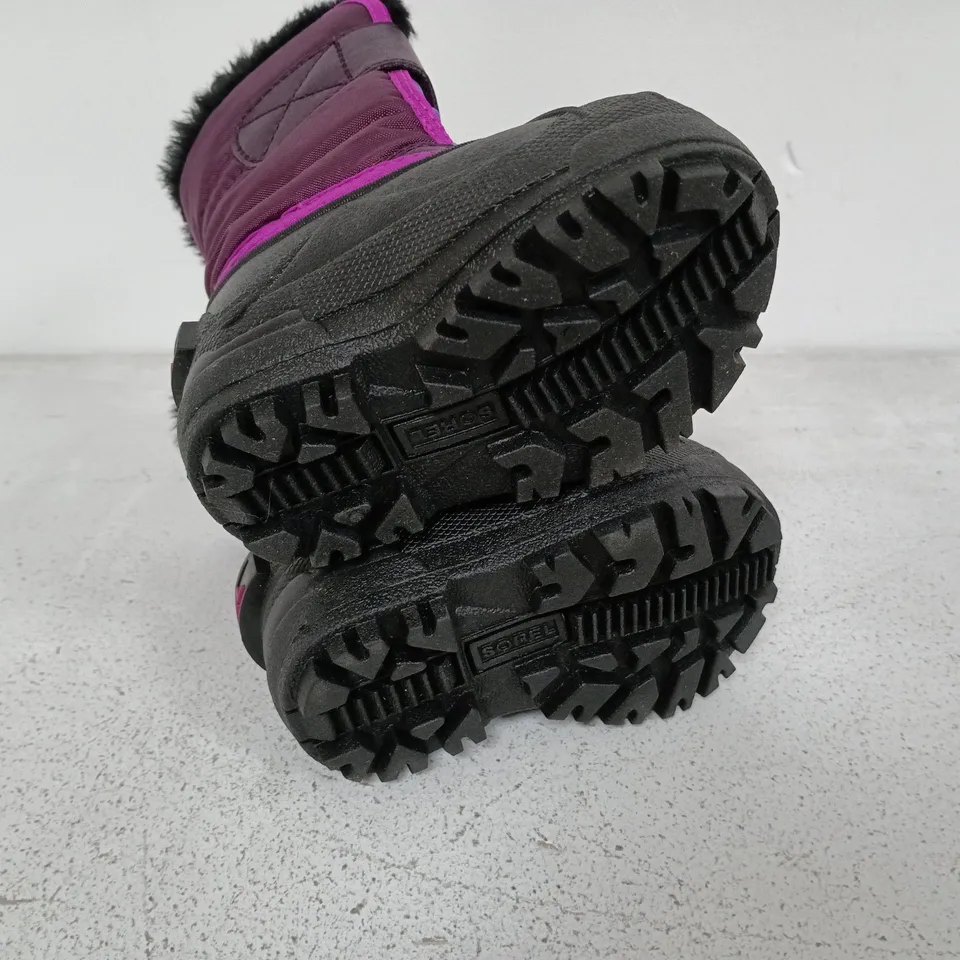BOXED PAIR OF SOREL TODDLER SNOW COMMANDER BOOTS IN PURPPLE/BLACK - UK 4