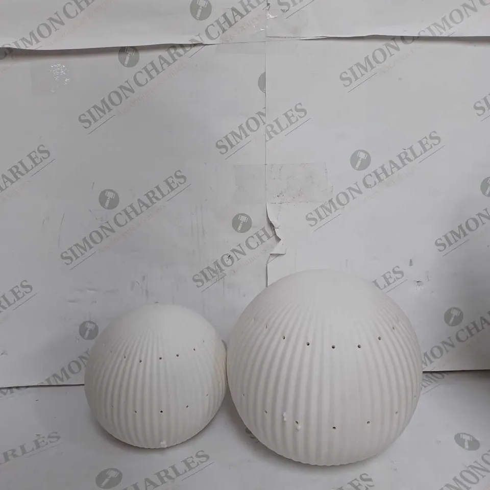 DECORATIVE BALLS SET OF 2 IN WHITE WITH LEDS