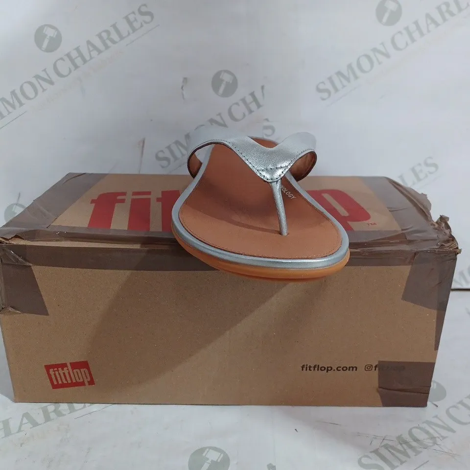 FITFLOP GRACIE LEATHER FLIP FLOP TOE POST IN SILVER - UK 6.5