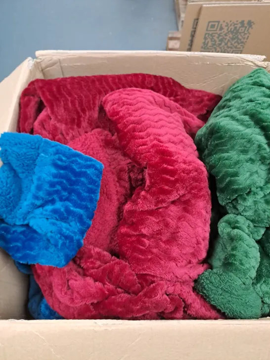 Lot 5641: LARGE BOX OF ASSORTED CLOTHING ITEMS IN VARIOUS COLOUR, STYLE ...
