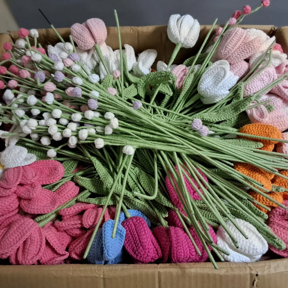 LARGE QUANTITY OF ASSORTED KNITTED FLOWERS IN VARIOUS COLOURS AND STYLES