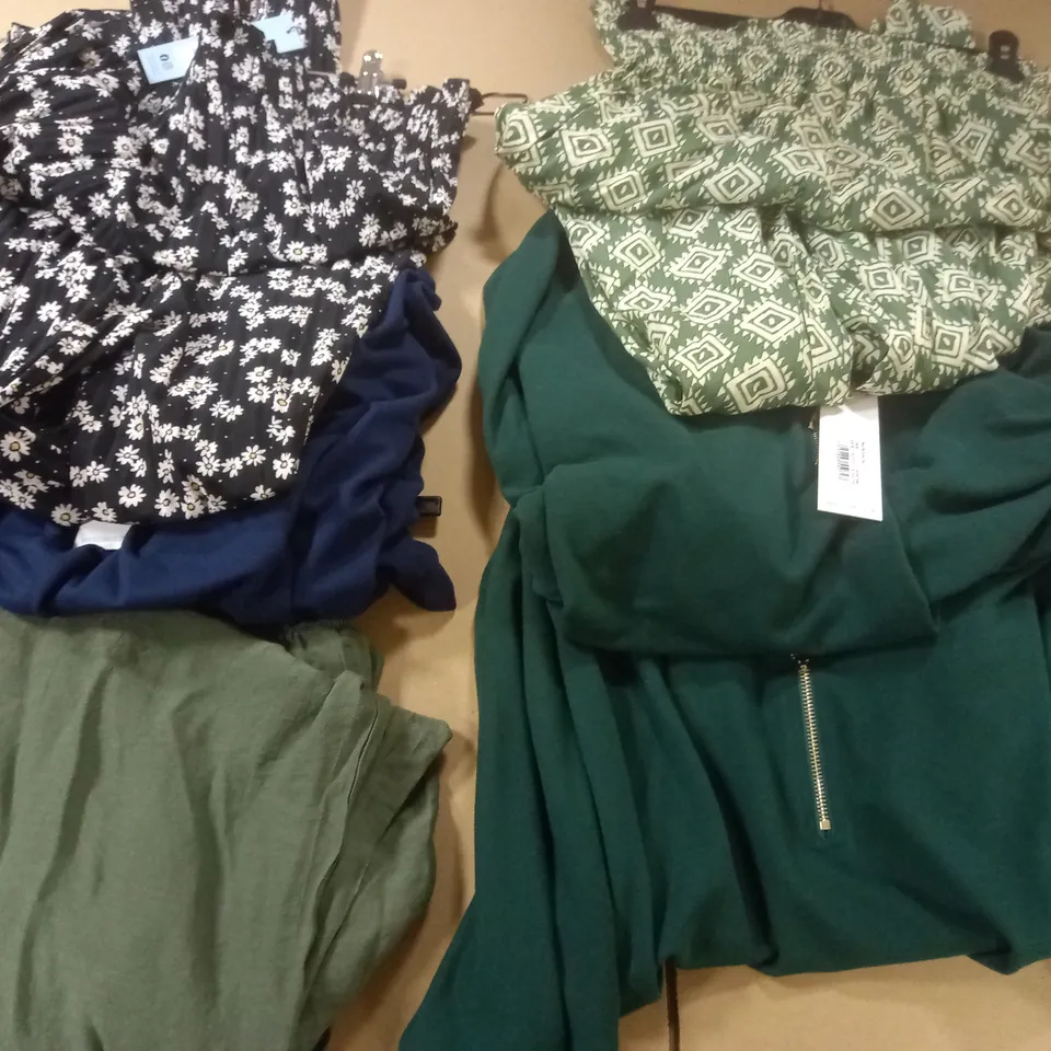 BOX OF APPROX 6 ASSORTED ITEMS OF BLUE VANILLA CLOTHING IN VARIOUS SIZES AND STYLES