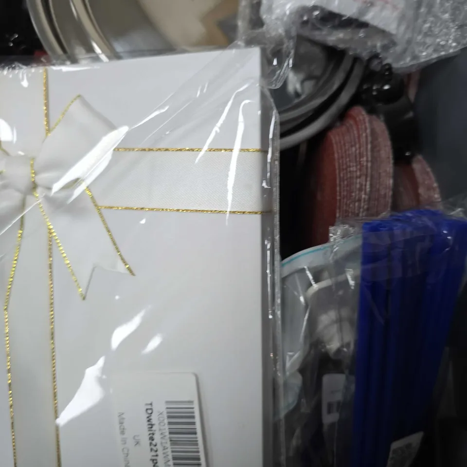 APPROXIMATELY 13 ASSORTED ITEMS TO INCLUDE - EXTRA STAR 5M PLUG EXTENSION LEAD , CUTTING BLADE , OCCASION CARDS ETC