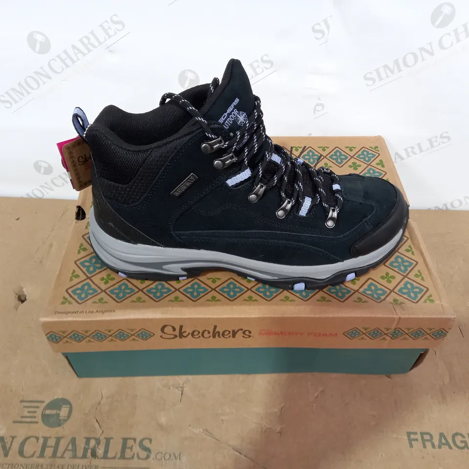 BOXED PAIR OF SKECHERS - SIZE 7