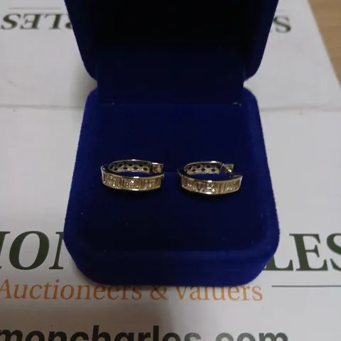 PAIR OF GOLD-TONE HOOP EARRING