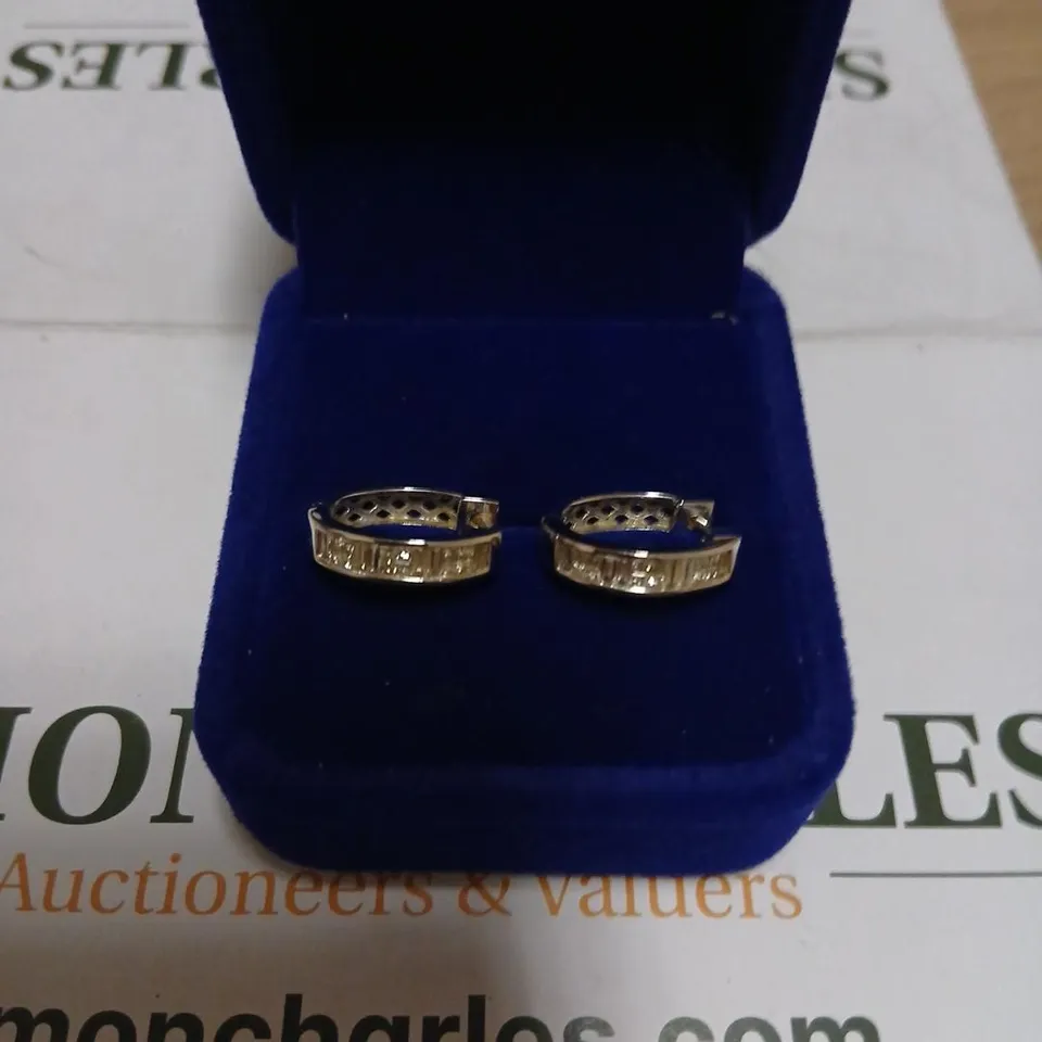 PAIR OF GOLD-TONE HOOP EARRING