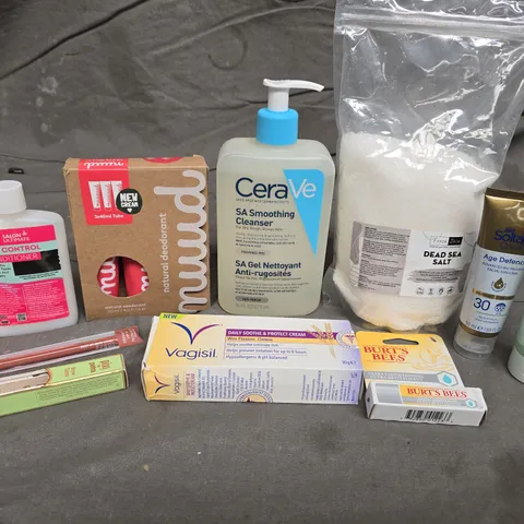 APPROX 12 ASSORTED BEAUTY PRODUCTS TO INCLUDE MUUD NATURAL DEODORANT, CERA VE SMOOTHING CLEANSER, BURT BEE'S LIP BALM, ETC