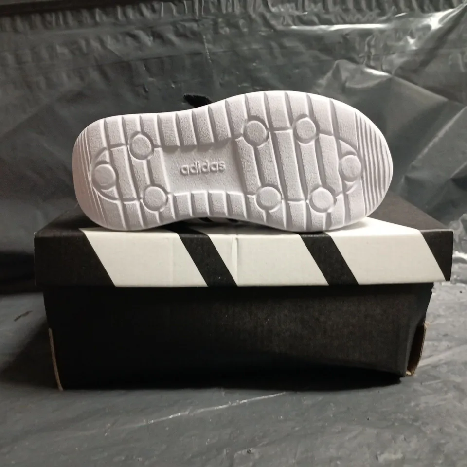 BOXED PAIR OF ADIDAS KID'S RUN 70S 2.0 EL SHOES IN BLACK/WHITE SIZE UK 8.5