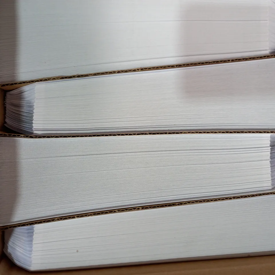 BOX OF APPROXIMATELY 500 PURELY EVERYDAY WHITE ENVELOPES (229X162MM)