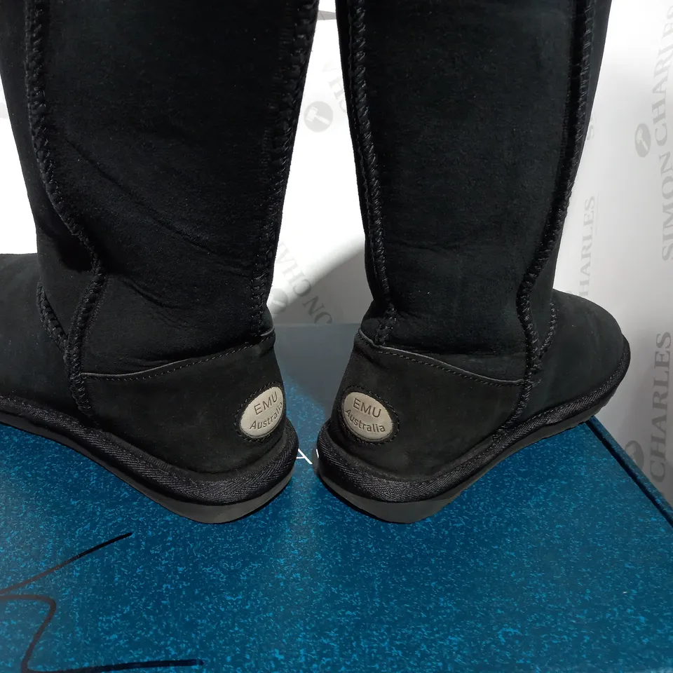 BOXED PAIR OF EMU BLACK WATER RESISTANT BOOTS  - SIZE 6