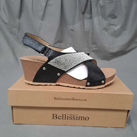 BOXED PAIR OF BELLISSIMO LADIES WEDGE SANDALS SIZE 7