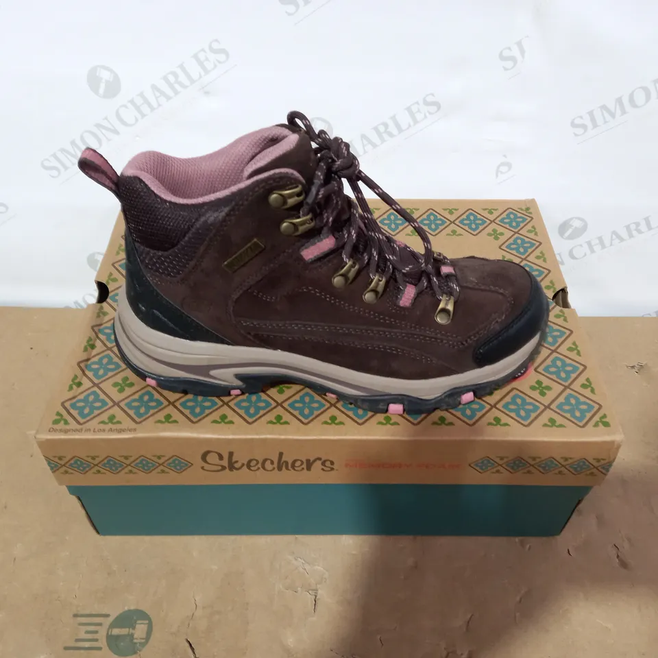 BOXED PAIR OF SKECHERS BOOTS- SIZE 4