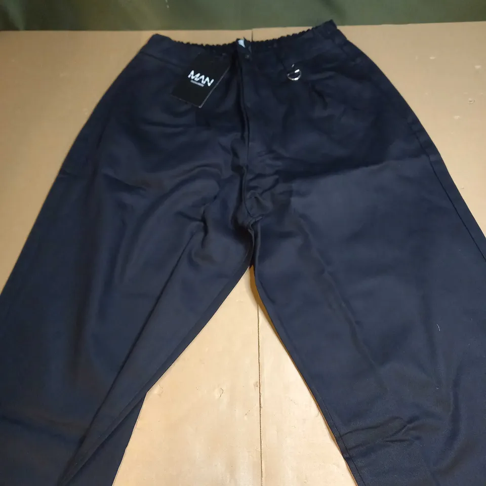 BOOHOOMAN TALL CROPPED FIT TWILL CHINOS IN BLACK - 32