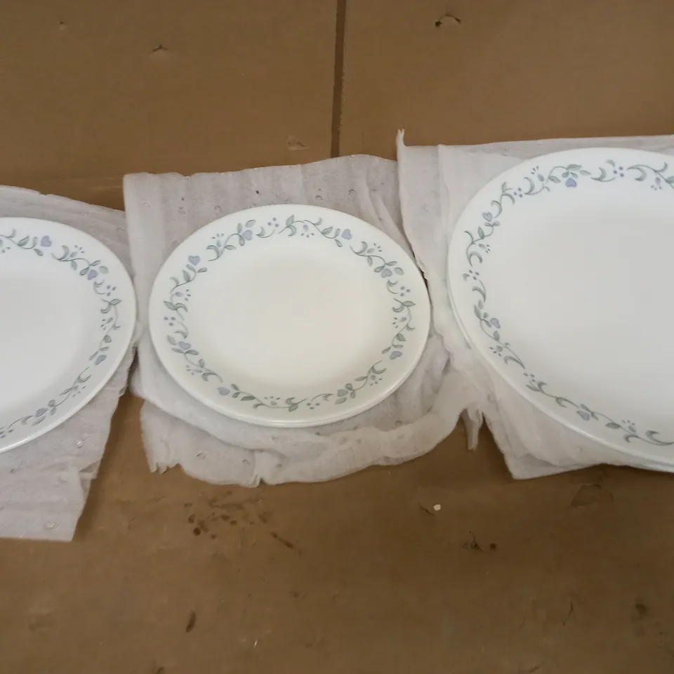 CORELLE 18-PIECE DINNER SET