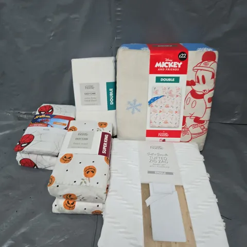LARGE BOX OF APPROXIMATELY 10 ASSORTED ITEMS TO INCLUDE DUVET SETS, FITTED SHEETS