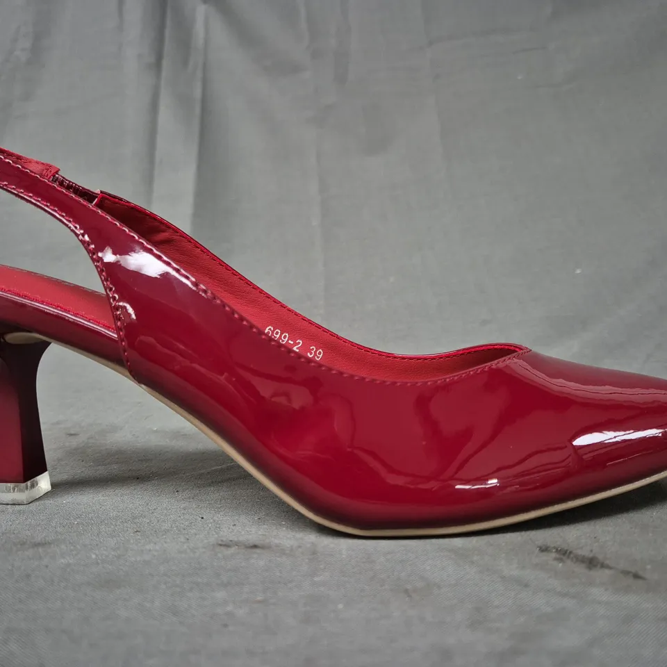 BOXED PAIR OF XIN JING POINTED TOE LOW HEEL SHOES IN RED EU SIZE 39