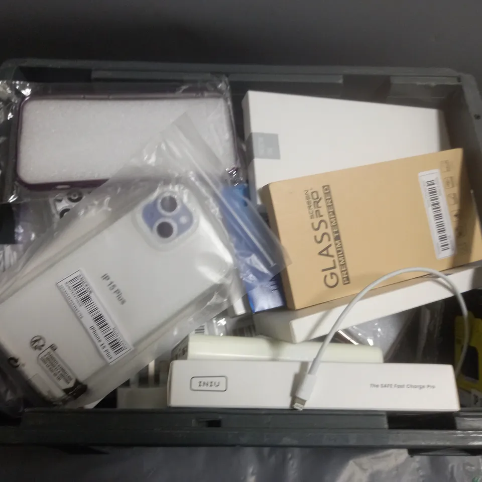 APPROXIMATELY 20 ASSORTED PHONE ACCESSORIES AND ELECTRICALS TO INCLUDE TEMPERED GLASS SCREEN PROTECTORS, POWER BANKS, PHONE CHARGERS, ETC