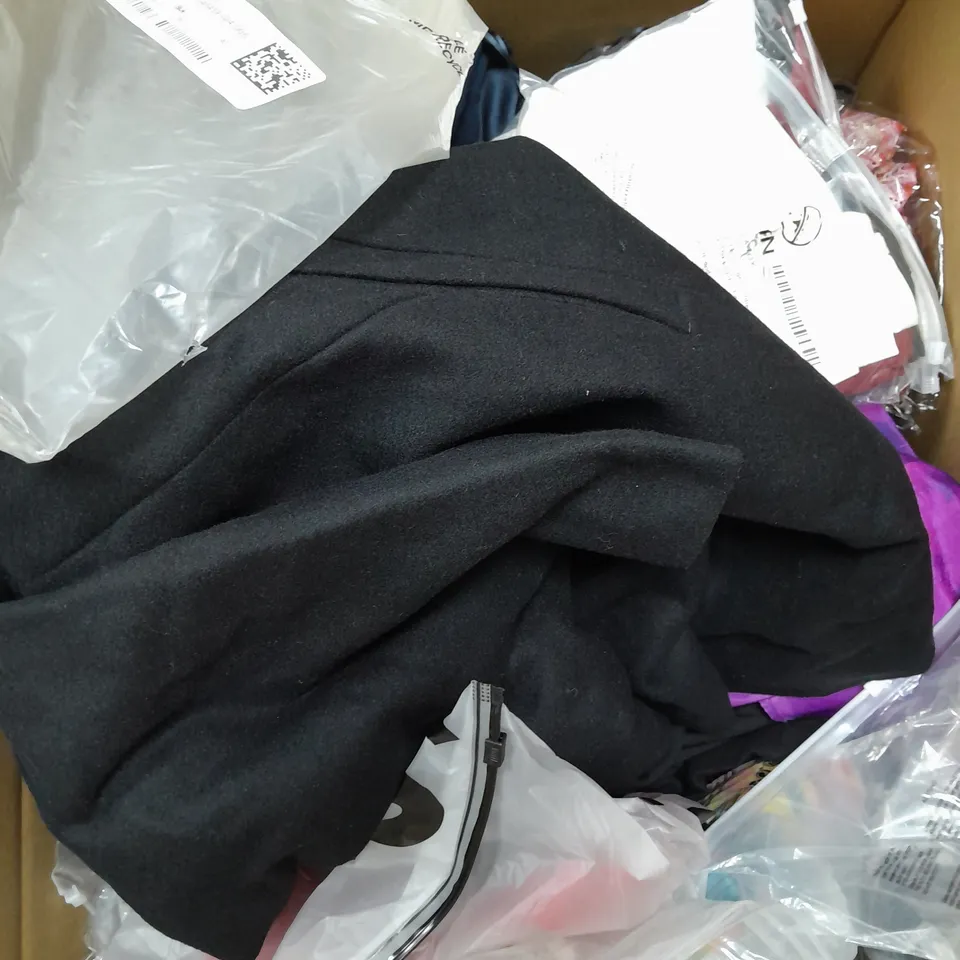 BOX OF APPROXIMATELY 22 ASSORTED CLOTHING ITEMS TO INCUDE - BIKINI TOP - T-SHIRT - JEANS ETC