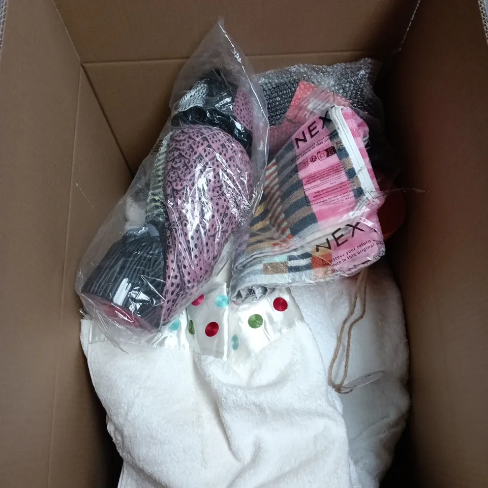 BOX OF APPROXIMATELY 15 ASSORTED ITEMS INCLUDING WOODSIDE OWL WITH ROTATING HEAD, NEXT ARDEN HAND TOWEL AND GARDEN BIRD BIRD HOUSE