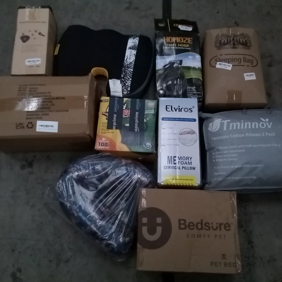 PALLET OF ASSORTED ITEMS INCLUDING BEDSÜRE COMFY PET BED, TMINNOV COTTON PILLOWS 2PK, SLEEPING BAG, HOMOZE 150FT HOSE, ELVIROS MEMORY FOAM CERVICAL PILLOW, 100FT FLEXI HOSE 