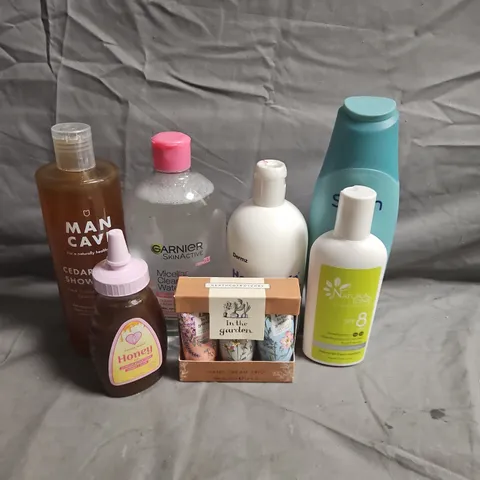 APPROXIMATEY 20 ASSORTED HEALTH AND BEAUTY PRODUCTS TO INCLUDE - COOKIE WASH HONEY - DERMZ HEALSPORIN CONDITIONER - GARNIER MICELLAR CLEANSING WATER - ETC