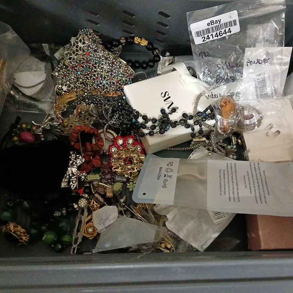 LOT OF ASSORTED JEWELLERY ITEMS TO INCLUDE NECKLACES, BRACELETS AND EARRINGS