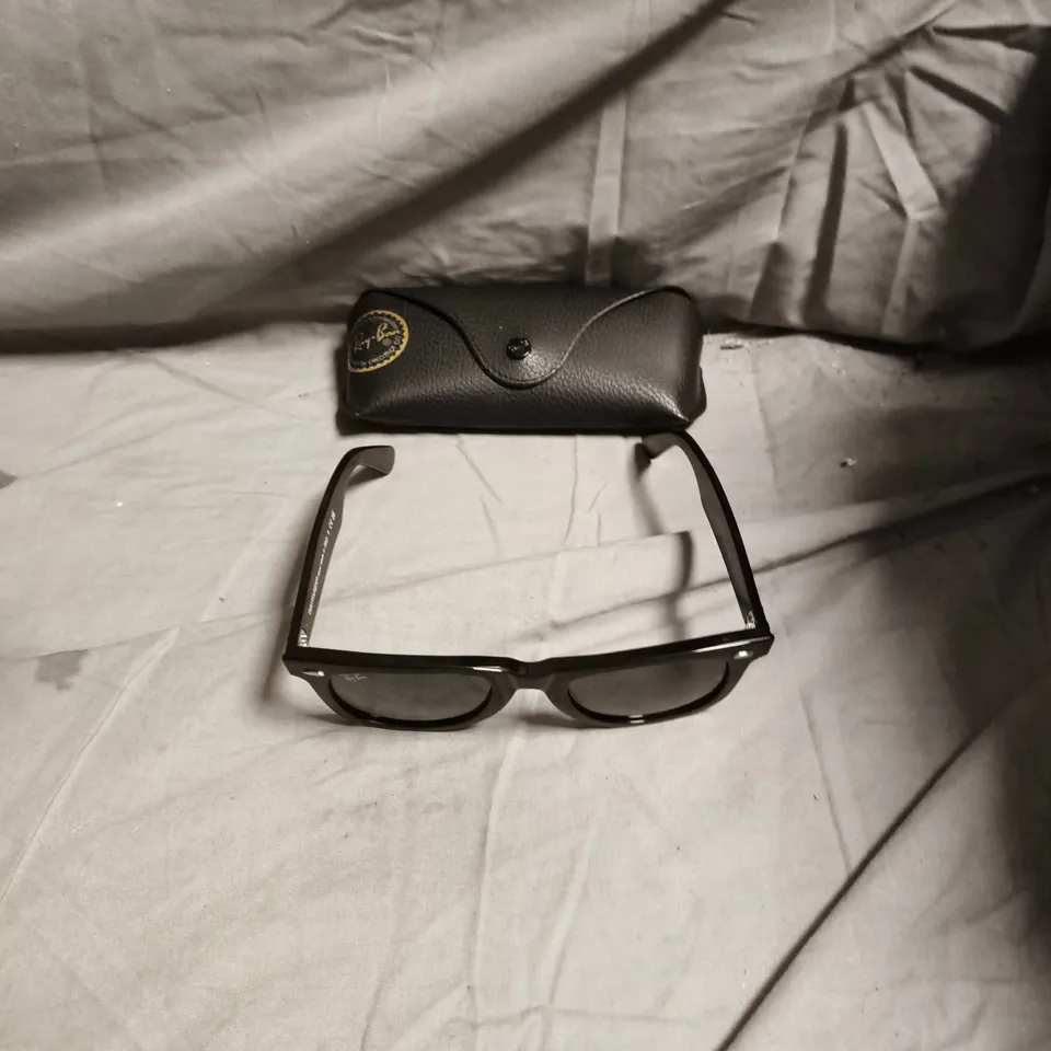 RAY-BAN SUNGLASSES – BLACK FRAME