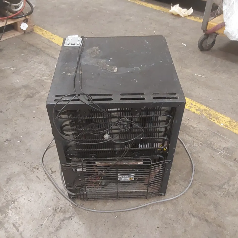 COMMERCIAL REFRIGERATOR