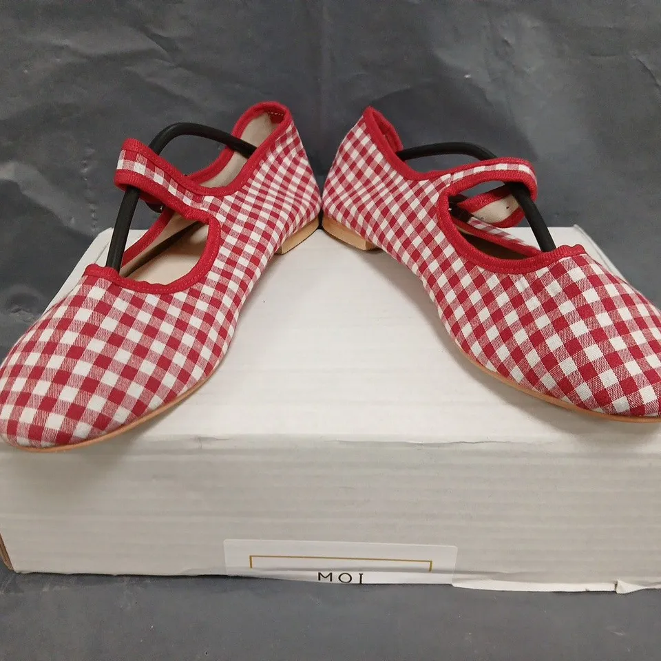 BOXED PAIR OF MOI SHOES IN RED/WHITE CHECK SIZE EU 37