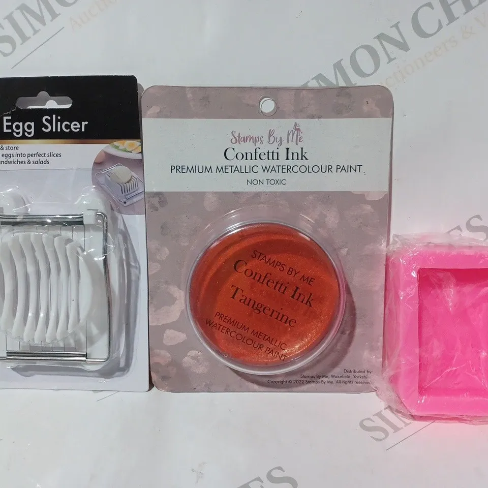 APPROXIMATELY 15 ASSORTED HOUSEHOLD ITEMS TO INCLUDE CONFETTI INK, EGG SLICER, ETC