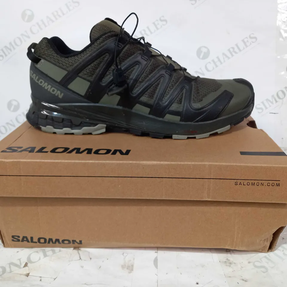 BOXED PAIR OF SALOMON ORTHOLITE TRAINERS IN GREEN/BLACK UK SIZE 10