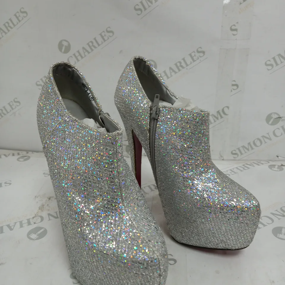 BOX OF APPROXIMATELY 15 PAIRS OF SHOES TO INCLUDE THICK SKATER TRAINERS, LOW FORMAL SHOES, HIGH GLITTER HEELS ETC