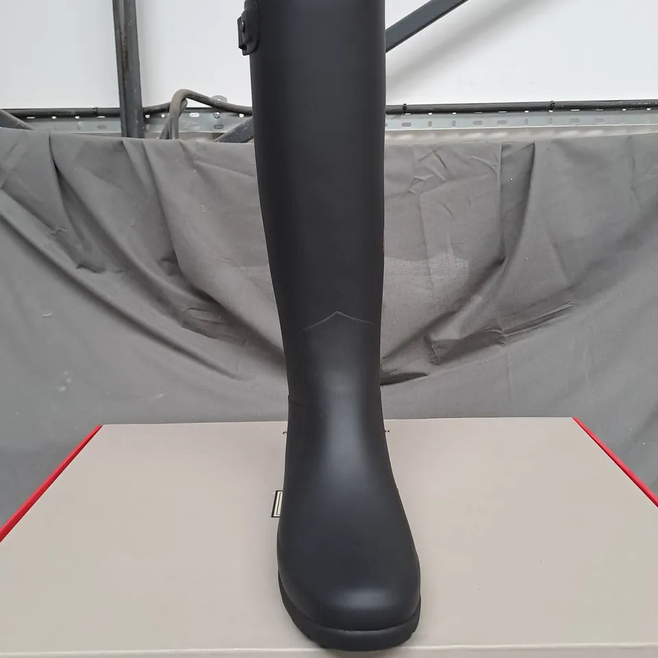 BOXED PAIR OF HUNTER WOMENS REFINED TALL WATERPROOF BOOTS IN BLACK SIZE 6 