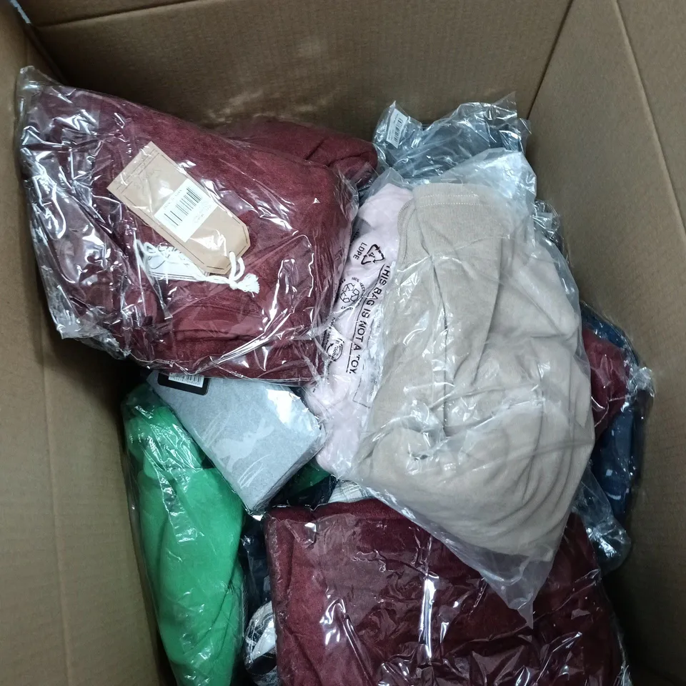 BOX OF APPROXIMATELY 30 ASSORTED CLOTHING ITEMS OF VARIOUS SIZES AND STYLES TO INCLUDE SOUL STAR ETC