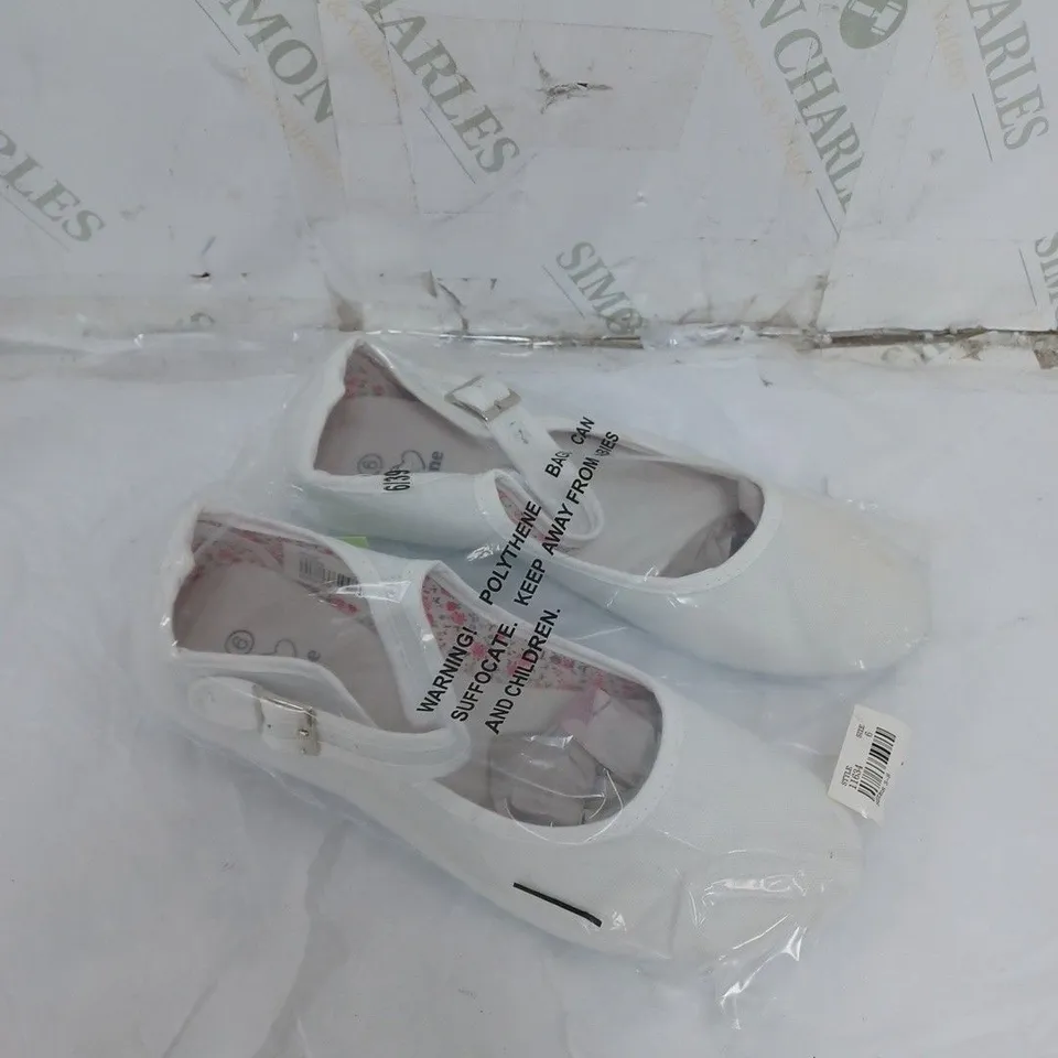 LARGE BOX OF APPROXIMATELY 10 BAGGED ZONE WHITE STRAP PUMPS IN VARIOUS SIZES 