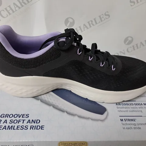 SKETCERS GO RUN LITE SIZE 10 IN BLACK AND PINK 