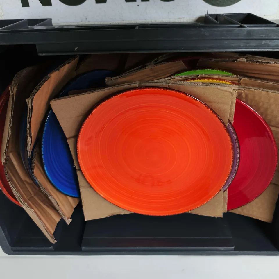 APPROXIMTELY 10 ASSORTED COOKWARE ITEMS TO INCLUDE PLATES AND BOWLS