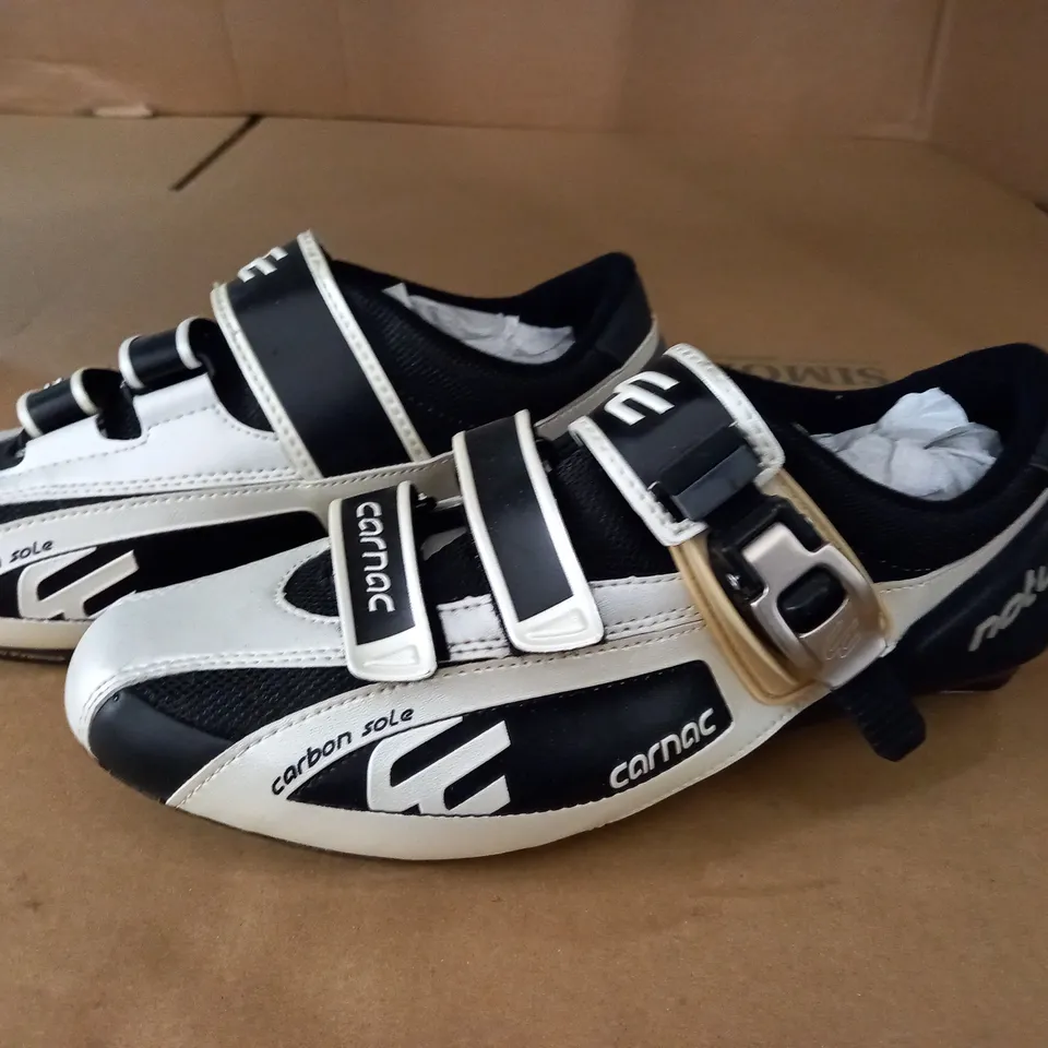 PAIR OF CARNAC NOTU CYCLING SHOES IN WHITE BLACK - FR 41 US 8