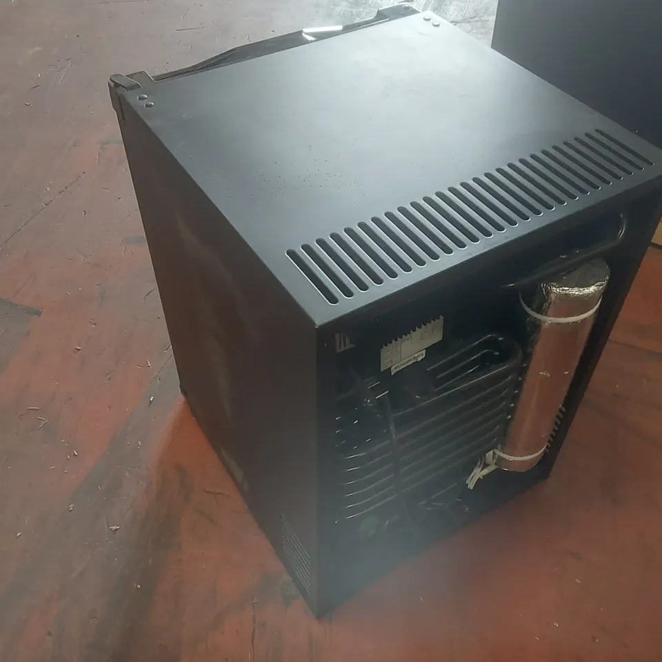 BLIZZARD BMB40 40L SINGLE SOLID DOOR MINI BAR FRIDGE