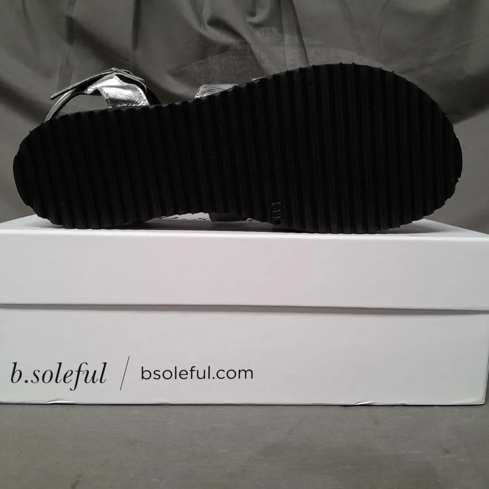 BOXED PAIR OF B.SOLEFUL OPEN TOE FLATFORM SANDALS IN METALLIC SILVER EU SIZE 39